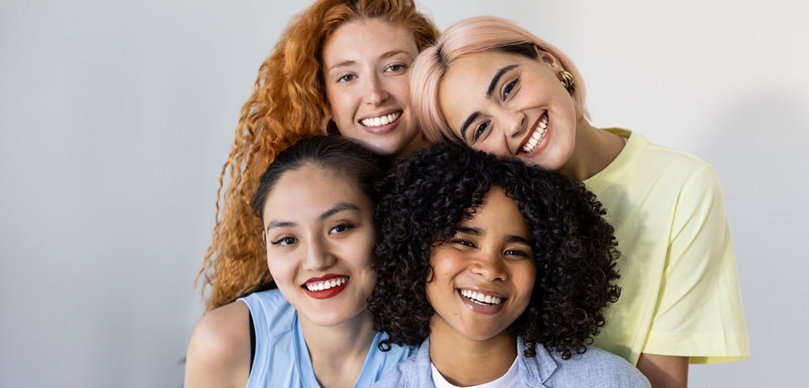 Vier junge Frauen mit verschiedenen Haartypen.